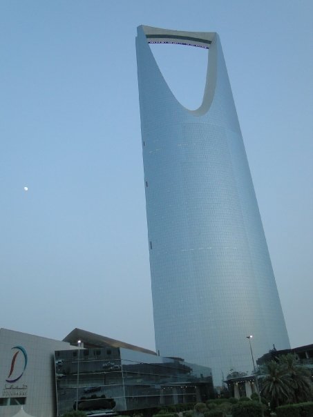 Kingdom Tower over Riyadh in 2009, a landmark of expat life in Saudi Arabia beyond the misconceptions